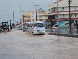 Didim yağmura teslim oldu, cadde ve sokaklar göle döndü