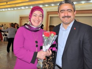 Başkan Alıcık bayanlara karanfil hediye etti