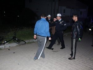 Bisikletli gençlere çarpıp olay yerinden kaçtı