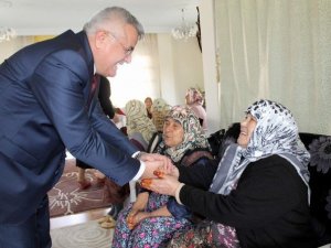AK Partili Altıntaş, yaşlılarla bir araya geldi