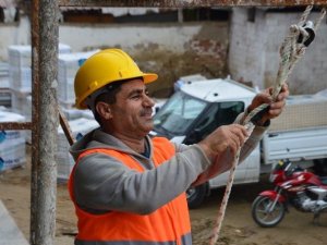 Gündüz sıvacı, akşam antrenör