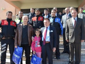 Polisi halka ve öğrencilere sıcak elini uzattı