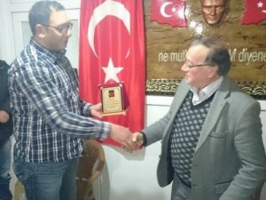 75 Gençlik’ten Esnaf Odası Başkanına teşekkür plaketi