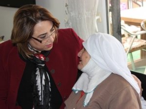 Aydın’da öğretmen ve öğrenciler yaşlıların gönlünü aldı