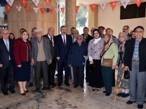 Yaşlılar korosu yaşıtlarını eğlendirdi