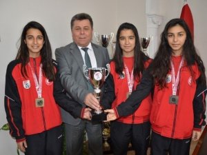 Atıcılık Kupalarını koyacak yer bulamıyor