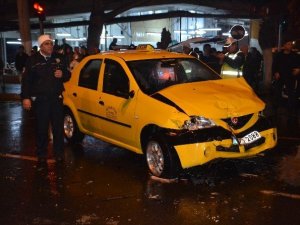 Nazilli' de babasının taksisiyle kaza yaptı: 2 yaralı