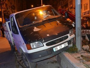 Tek koluyla şoförlük yapmaya çalışınca refüje çarptı: 2 yaralı