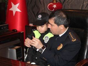 Minik Ziyaretçilerden ’Sizi Çok Seviyoruz Polis Amcalar" Anonsu