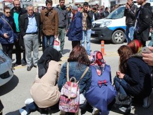 Fedakar Kızlar, Kazada Yaralanan Arkadaşlarının Başından Ayrılmadı