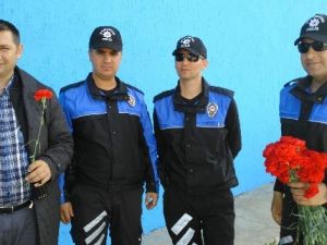 Polis Ekiplerinden Karanfil Dağıtımı