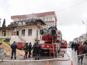 Metruk Bina Çıkan Yangında Yıkıldı