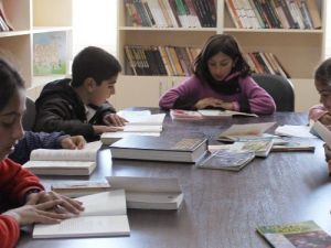 Dicle Elektrik’ten Köy Okuluna Kütüphane