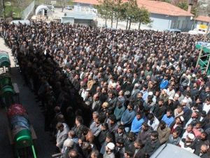 Servis Kazasında Ölen Üç Kişi Daha Toprağa Verildi