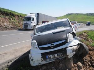 Tır’ın Sıkıştırdığı Kamyonet Kaza Yaptı: 4 Yaralı