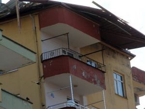 Rüzgar Çatıları Uçurdu