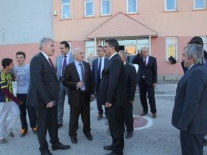 Vali Odabaş Yeni Yapılacak Okul Alanında İncelemelerde Bulundu