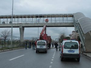 Üst Geçide Takılan Vinç Faciaya Yol Açıyordu