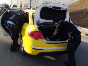 Polisten Otomobil Konvoyuna Operasyon
