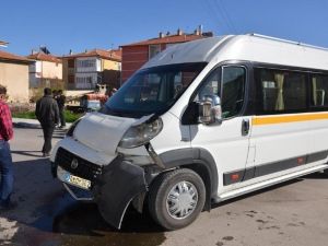 Karaman’da Okul Servisleri Çarpıştı: 8 Yaralı
