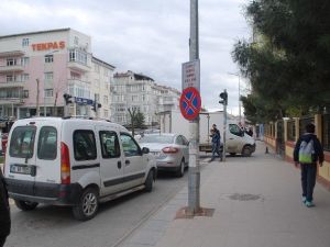 Okul Önlerinde Servis Araçlarına Park Engeli