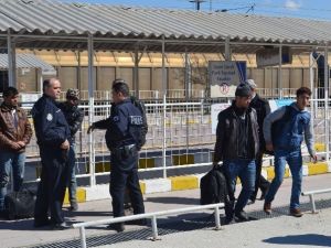 Kaçaklar Yanlış Trene Binince Yakayı Ele Verdi