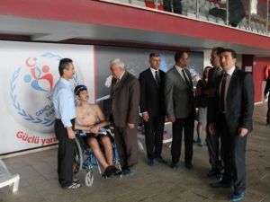 Engelli Sporcular Yüzüyor