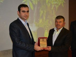 Kaymakam Özçelik, Emekliye Ayrılan Personeline Plaket Verdi