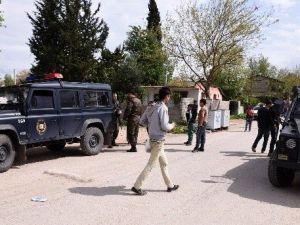 Evleri Aranırken, Onlar Polislerle Sohbet Etti