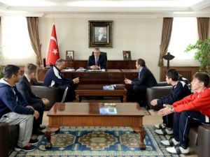 Vali Deniz, Madalya Kazanan Sporcuları Kabul Etti
