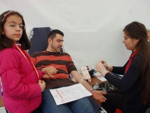 İlköğretim Okulu Bahçesinde Kan Bağışı Kampanyası