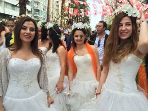 Karnavalın Gelinleri Büyüledi