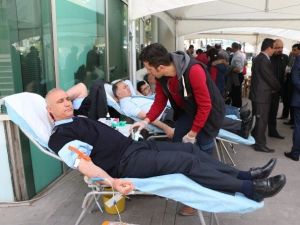 Polisler Kan Bağışında Bulundu