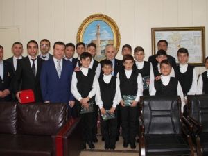 Başarılı Öğrenciler Bayburt Valisi Yusuf Odabaş Tarafından Ödüllendirildi