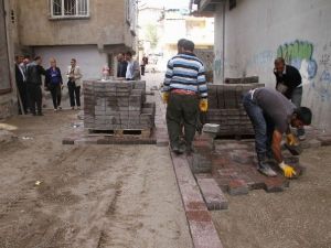 Eşbaşkan Akat, Bağlar’da Parke Taşı Ve Kaldırım Çalışmalarını Denetledi