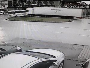 Öğrenci Servisi İle Tır’ın Çarpıştığı Kaza Güvenlik Kamerasında