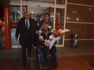 Asya Şampiyonu Çiçeklerle Karşılandı