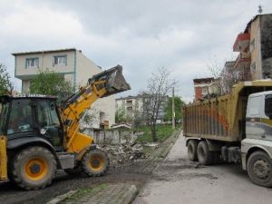 Körfez’de Tehlike Saçan Metruk Yapılar Yıkılıyor