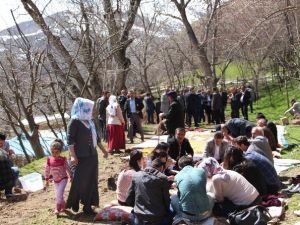 Mahalle Sakinlerinden Eş Başkanlara Yemek