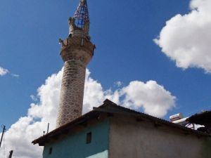 İzmir’de Minareye Yıldırım Düştü