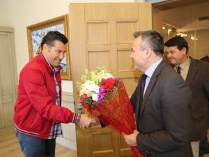 Başkan Kocadon, Destekleriyle Okulların İhtiyaçlarına Cevap Veriyor