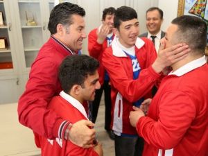 Özel Sporcular Sevinçlerini Başkan Kocadon İle Paylaştı