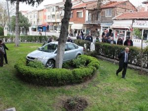 Gazla Freni Karıştırdı, Bankanın Bahçesine Girdi