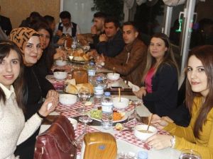 Öğretmenler Dayanışma Yemeğinde Halay Çekti