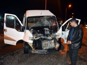 İşçi Servisi İle Minibüs Çarpıştı: 2 Yaralı