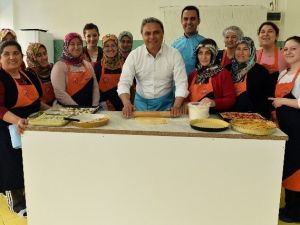 Başkan Uysal, Hamur Açtı