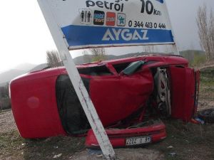 Tabelaya Çarparak Durabildi: 2 Yaralı