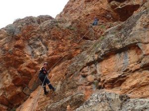 Dağda Mahsur Kalan Keçileri AFAD Ekibi Kurtardı