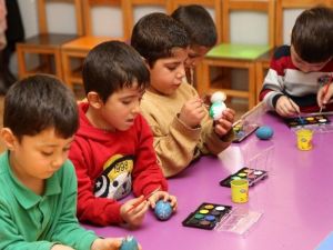 Şehitkamilli Minik Öğrencilerden Yumurta Boyama Etkinliği