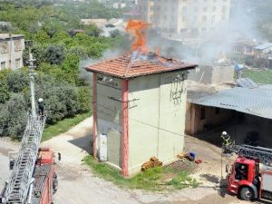Gürültüyle Patlayan Trafo Yandı